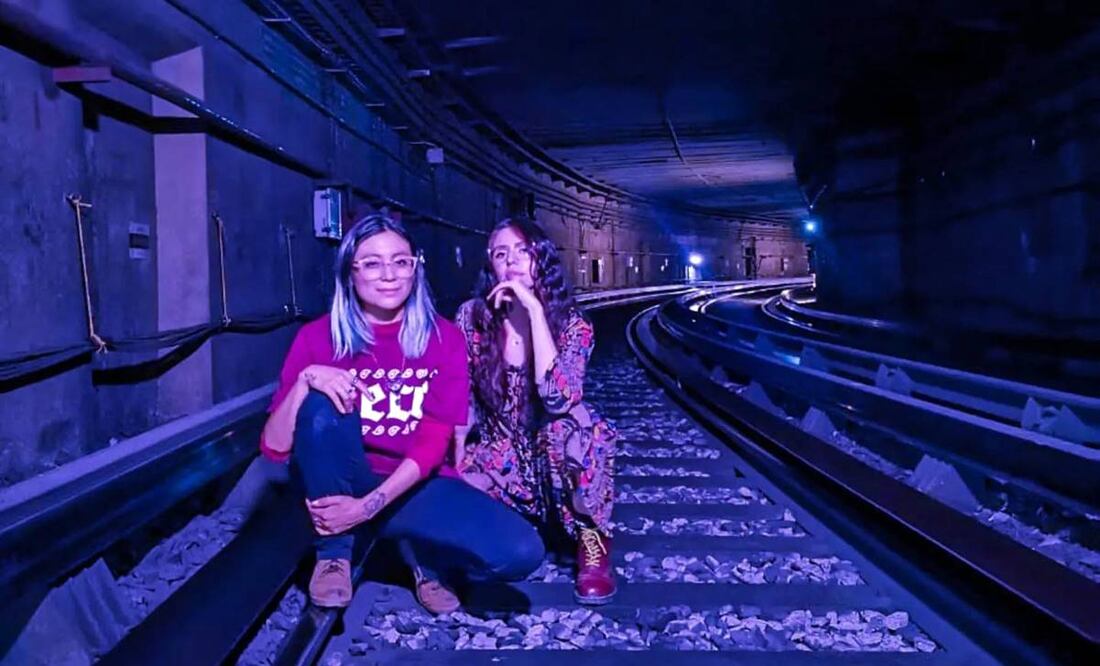 La dupla del podcast Morras Malditas difunde relatos sobrenaturales que reflejan desde inquietudes hasta problemáticas sociales del país. La foto es un recuerdo de su visita a la estación del Metro Pino Suárez. Facebook.