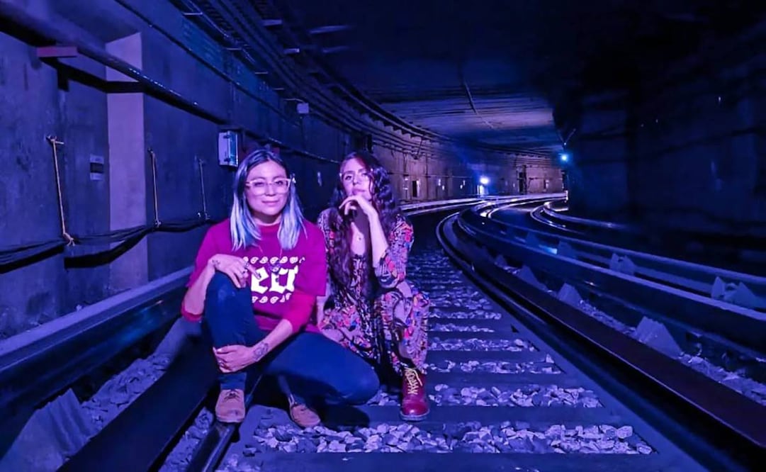 La dupla del podcast Morras Malditas difunde relatos sobrenaturales que reflejan desde inquietudes hasta problemáticas sociales del país. La foto es un recuerdo de su visita a la estación del Metro Pino Suárez. Facebook.