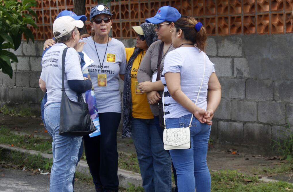 Integrantes del colectivo de búsqueda de personas desaparecidas Solecito, llevan flores a las fosas clandestinas al cumplirse dos años de su descubrimiento (Foto: Paty Morales / EL UNIVERSAL)