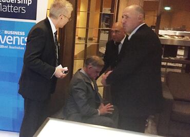 Dan "pastelazo" a presidente de aerolínea en Australia