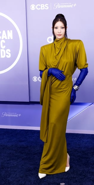 Ejae, integrante de Huntrx, dio cátedra de moda con este vestido verde de Mugler. Foto: EFE.