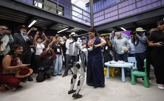 Clara Brugada baila con robot en Utopía Ceylán; inaugura espacio de robótica en Azcapotzalco