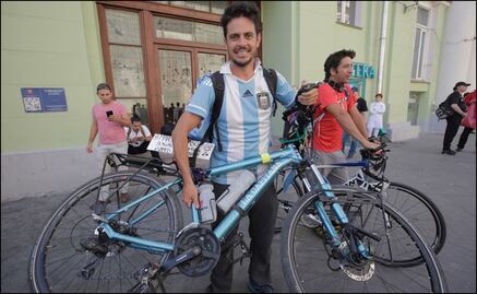 Aficionado argentino llegó a Rusia en bicicleta
