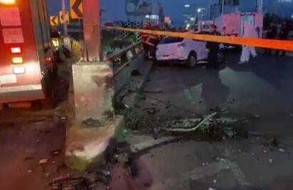 Muere automovilista al chocar contra base de concreto de puente vehicular en Mixcoac