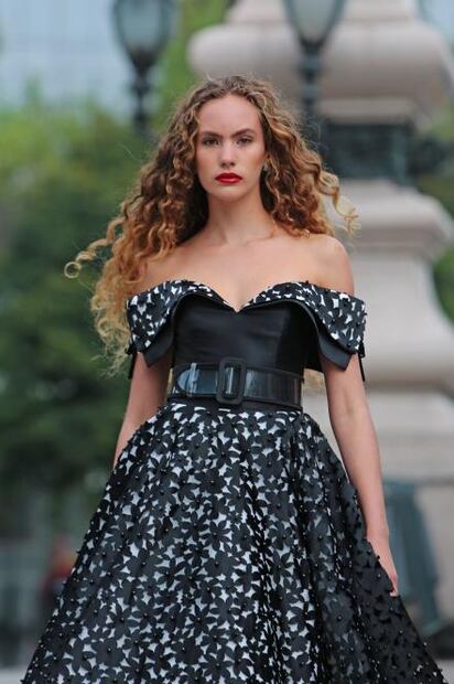 Benito Santos presenta colección primavera 2019 en el Ángel de la Independencia