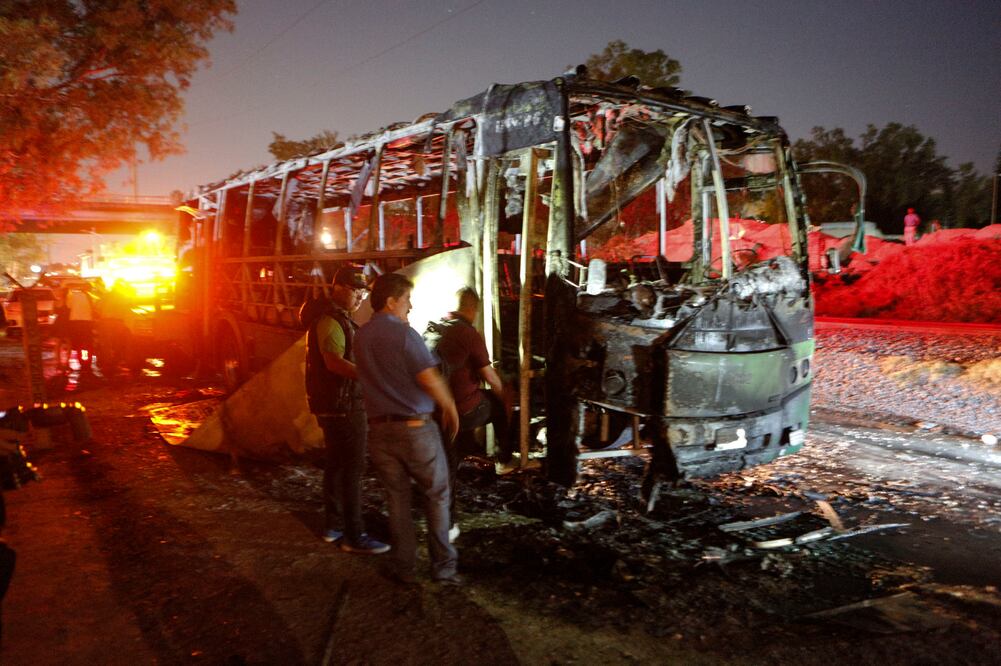 Quema de un camión de pasajeros durante atentado contra el ex fiscal Luis Carlos Nájera (JORGE ALBERTO MENDOZA)