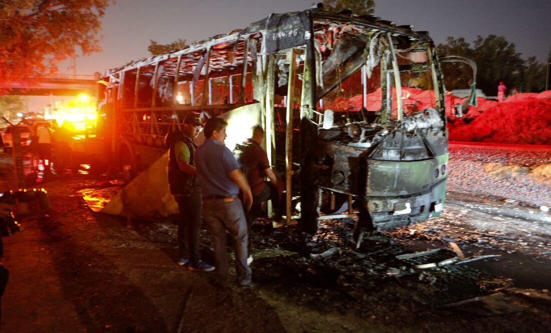 Quema de un camión de pasajeros durante atentado contra el ex fiscal Luis Carlos Nájera (JORGE ALBERTO MENDOZA)