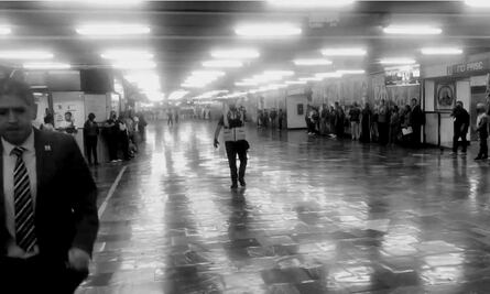 Usuario del Metro no obedece indicaciones en el simulacro y lo declaran “muerto”, VIDEO  