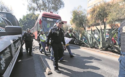 Motociclista pierde el control y termina debajo del Metrobús