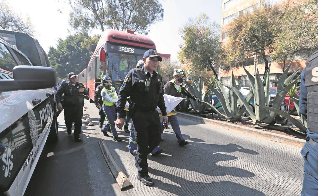 Según el video de la unidad del MB, el biker circulaba sobre Insurgentes hacia el sur, perdió el control, cruzó el camellón y se impactó de frente. Foto: Francisco Rodriguez/ El UNIVERSAL