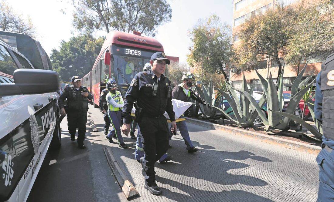 Según el video de la unidad del MB, el biker circulaba sobre Insurgentes hacia el sur, perdió el control, cruzó el camellón y se impactó de frente. Foto: Francisco Rodriguez/ El UNIVERSAL