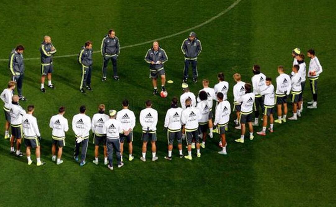 Rafa Benítez da instrucciones a sus jugadores. @realmadrid