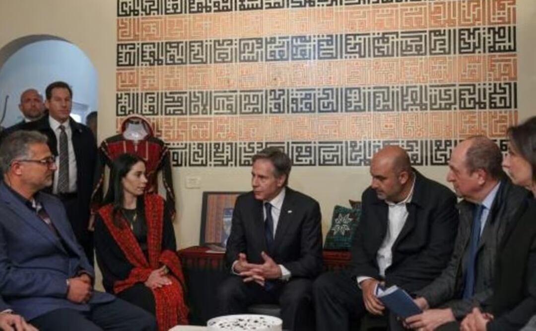El secretario de Estado estadounidense, Antony Blinken, se reúne con representantes de la sociedad civil palestina en Ramala, en la Cisjordania ocupada. Foto: AFP
