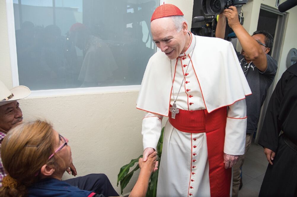 Durante su recorrido por el Hospital Infantil, Carlos Aguiar Retes visitó a pacientes con cáncer que reciben quimioterapia, así como a los que tienen insuficiencia renal. (MARIO JASSO. CUARTOSCURO)