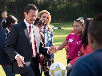El presidente Peña y su esposa, Angélica Rivera, conviven con niños de casa-hogar