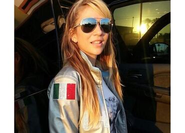 Noelia invita a inscribirse a su página porno mostrando su trasero