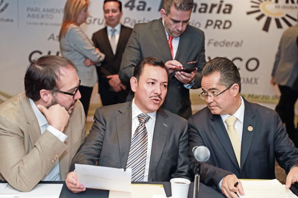 El secretario de Movilidad, Héctor Serrano (centro), considera que Miguel Ángel Mancera será recordado como el precursor de la primera Constitución. (ALEJANDRA LEYVA. EL UNIVERSAL)