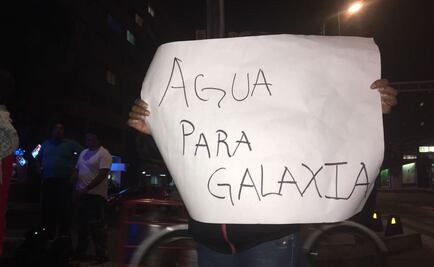 Bloquean avenida Guerrero en demanda de agua a unidad