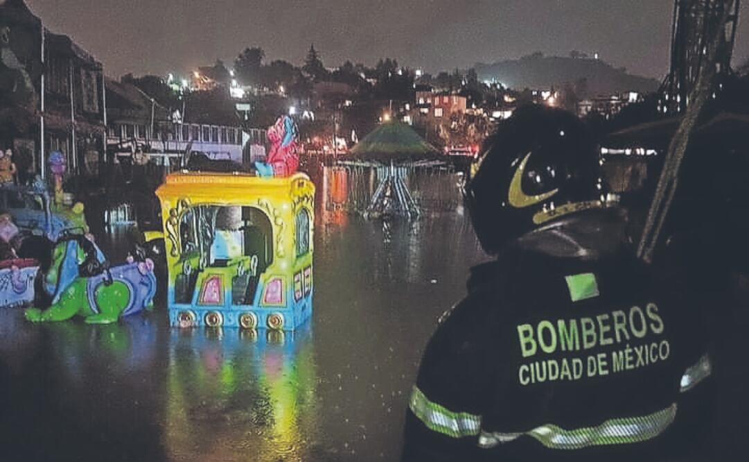 Elementos del Cuerpo de Bomberos atendieron la emergencia por lluvias en la Feria del Mole. Foto Especial