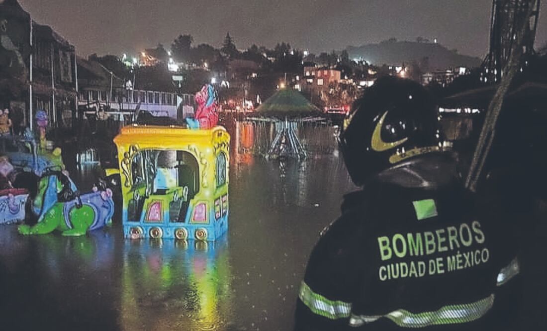 Elementos del Cuerpo de Bomberos atendieron la emergencia por lluvias en la Feria del Mole. Foto Especial