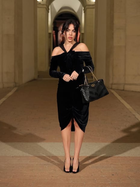 Georgina Rodríguez con su vestido de terciopelo negro, zapatos y bolsa de Valentino. Foto: Instagram @georginagio