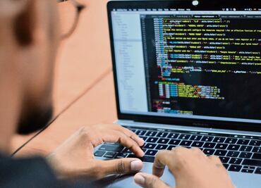 Prevén más ciberataques financieros a dispositivos móviles en 2025; hackers ahora van por vulnerar a bancos centrales: Kaspersky