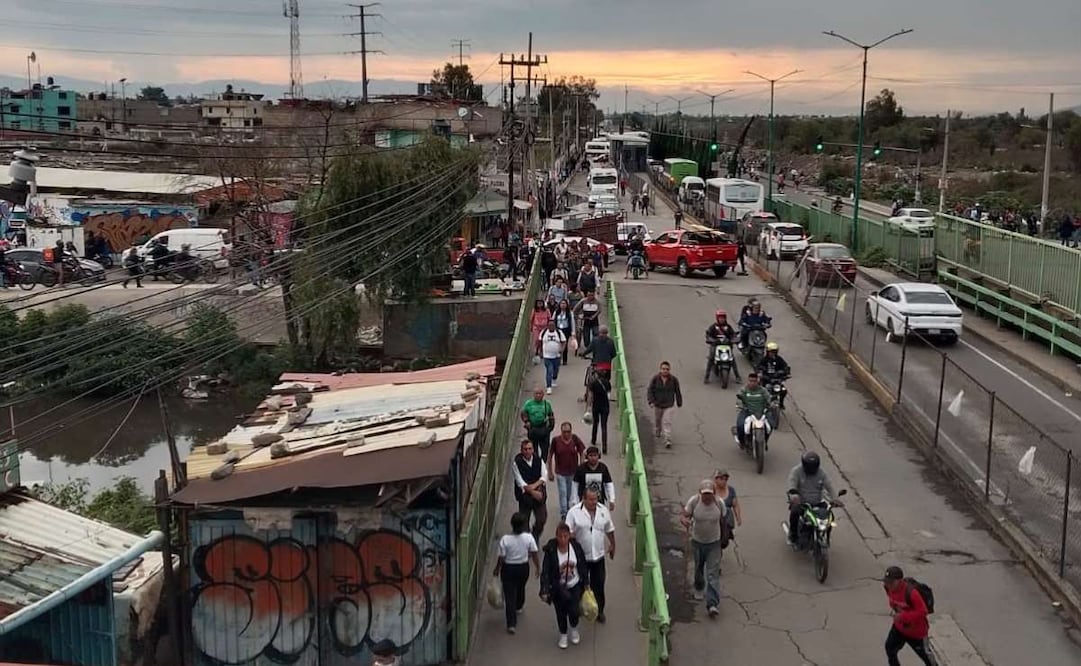 Transportistas bloquean accesos a Chimalhuacán; exigen liberar a compañeros detenidos.
Foto: Especial