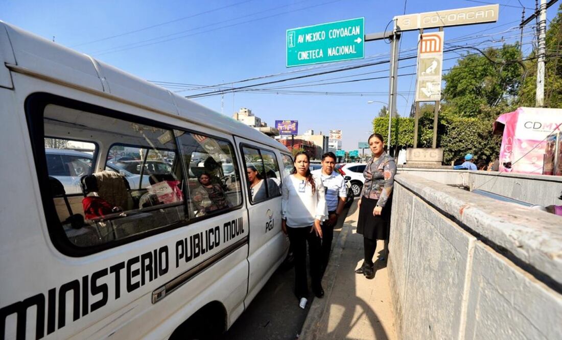 Unidad móvil del Ministerio Público de la Ciudad de México estacionada a las afueras del Metro Coyoacán. Foto: Irvin Olivares. EL UNIVERSAL