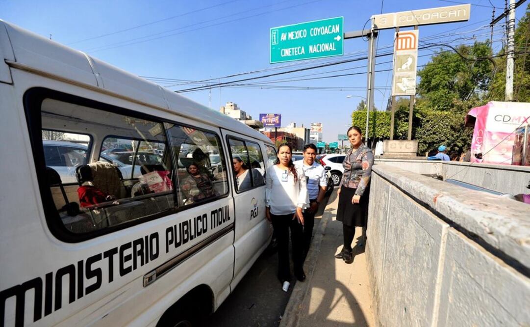 Unidad móvil del Ministerio Público de la Ciudad de México estacionada a las afueras del Metro Coyoacán. Foto: Irvin Olivares. EL UNIVERSAL