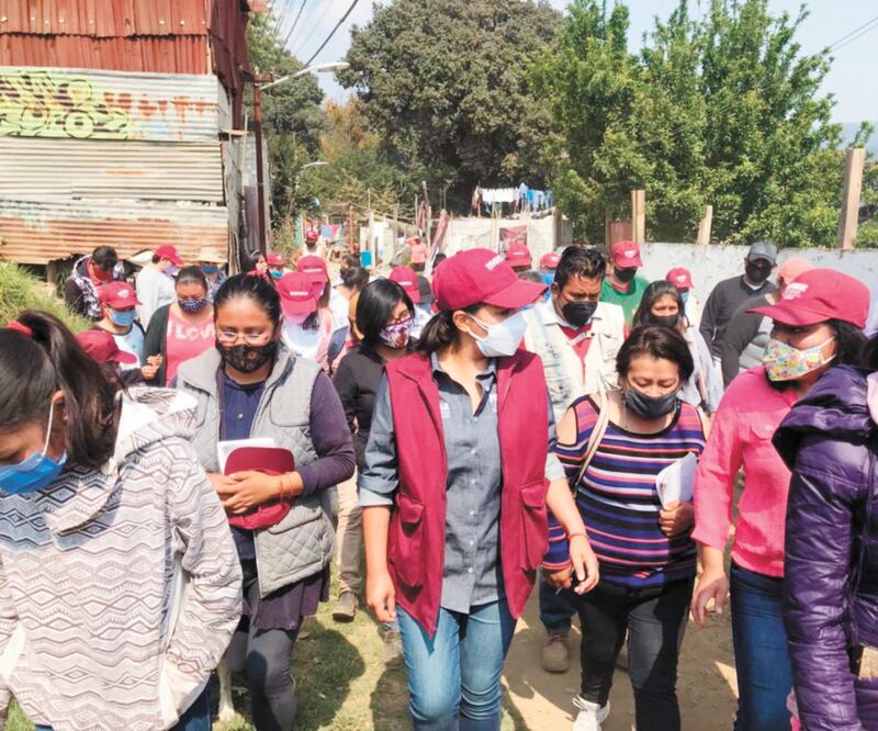 La abanderada de Morena a la Magdalena Contreras, Patricia Ortiz (centro), ayer recorrió calles de la demarcación. Foto: TOMADA DE TWITTER