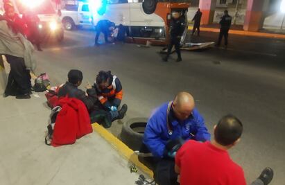 Combi queda llantas arriba tras chocar contra auto en Chicoloapan; reportan 15 heridos