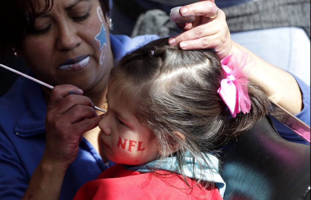 No solo es el juego de temporada regular entre Raiders y Patriotas, la NFL también se involucró más allá en su segunda visita a México y dejó huella social que motive a diversos sectores de la población. Foto: Luis Cortés/EL UNIVERSAL