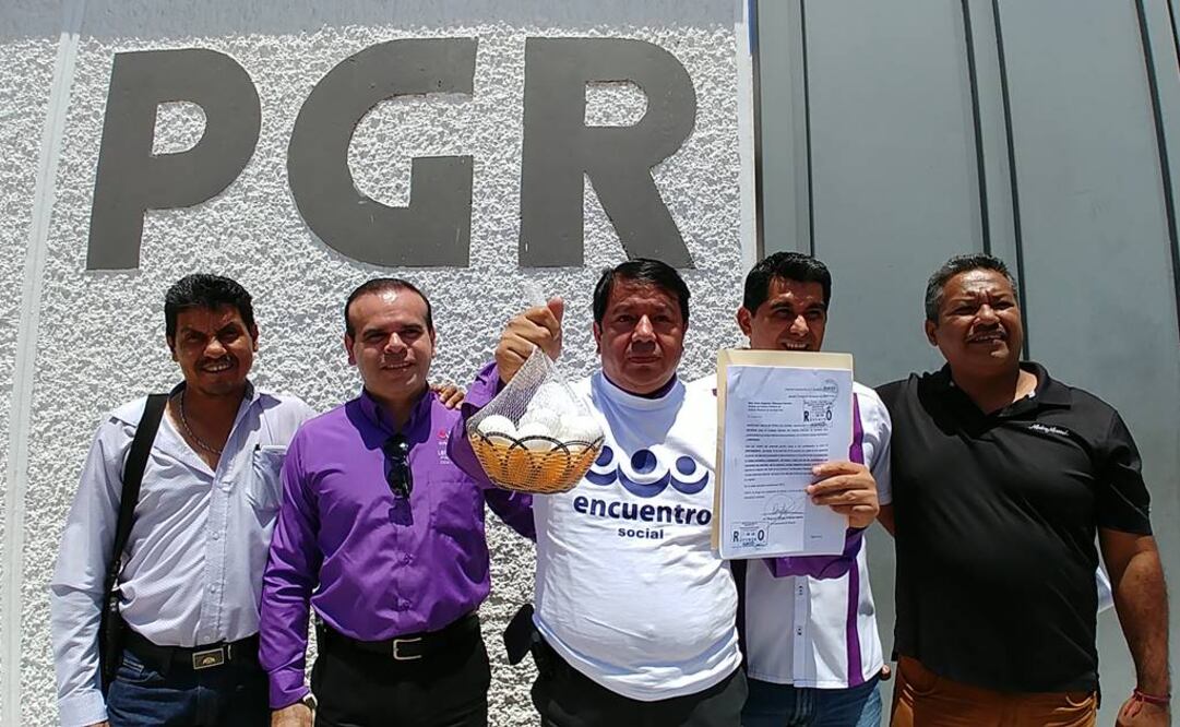 El secretario general del PES, Rubén Darío, en la delegación de la PGR, para presentar denuncia en contra de representante de Morena ante la coalición "Juntos Haremos Historia". Foto: Especial