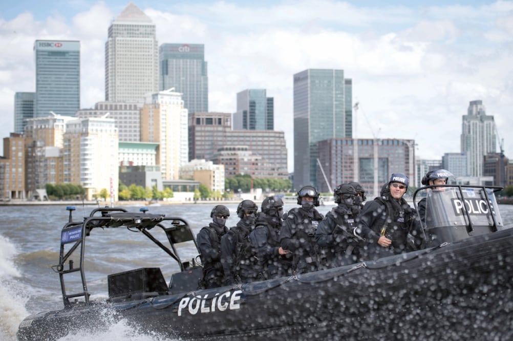 Policías metropolitanos realizaron ayer un ejercicio antiterrorista en el río Támesis. Se sumarán 600 oficiales armados a los existentes en Londres (STEFAN ROUSSEAU. AP)