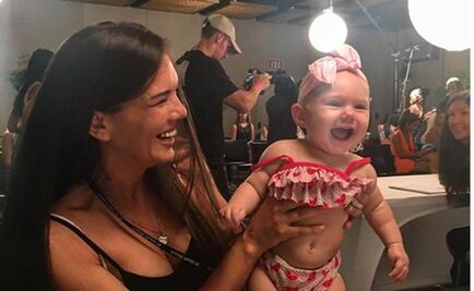 Modelo sorprende por amamantar a su hija en la pasarela 