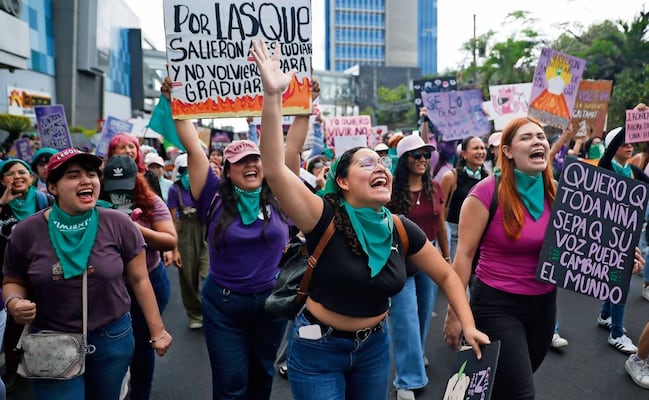 8M: no a la guerra y a la violencia de género