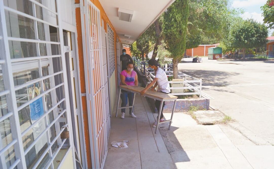 Alumnos y padres de familia se abocaron a las tareas de limpieza en planteles escolares, a fin de dejarlos listos para el regreso a clases. Fotos: Xóchitl Álvarez. EL UNIVERSAL