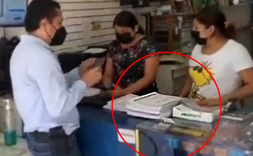 Foto: Especial/El Universal/ En la imagen, dos mujeres sacando supuesta copias de las boletas a favor de un partido