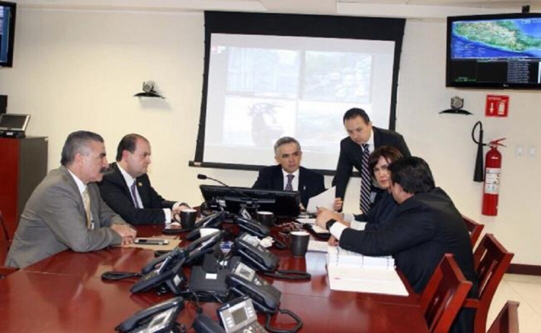 Mancera with Government Secretary Patricia Mercado, Public Security Secretary Hiram Almeida, Mexico City attorney general Rodolfo Ríos and the head of Mexico City police department Raúl Peralta. (Photo: Taken from Twitter @ManceraMiguelMX)