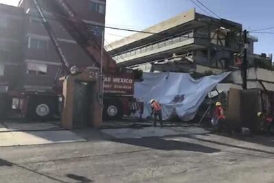 En medio de molestias vecinales, reanudan demolición del “Rébsamen”