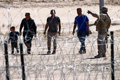 Gobierno de Biden propone negar asilo a migrantes que "amenacen la seguridad"