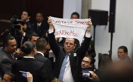 Una manta frente a Peña Nieto