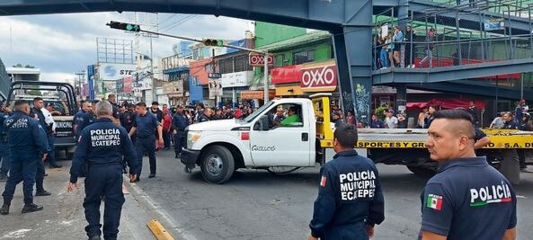 Golpean a policías por atropellar a una mujer