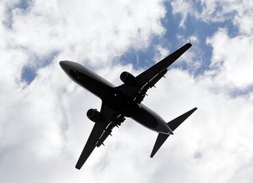 Cuánto cuesta usar los corredores aéreos de un país (y cómo los cielos se usan como arma geopolítica)