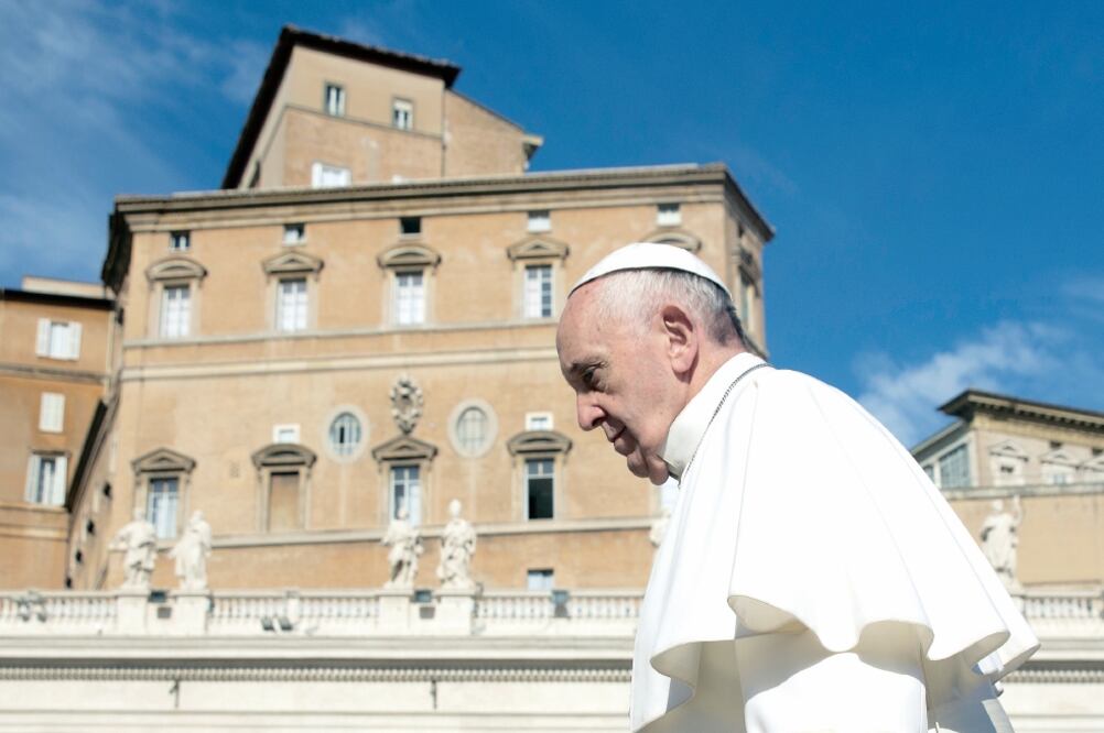 El papa Francisco llega a una audiencia con empleados del Instituto Nacional de Seguridad Social Italiano, en la Plaza de San Pedro, en el Vaticano, el sábado (ALESSANDRA TARANTINO. AP)