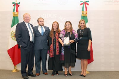 Imponen orden mexicana del Águila Azteca a Isabel María Crowley