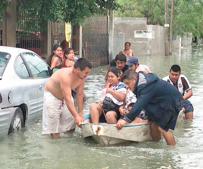 Familias de Reynosa se vieron obligadas a desalojar sus casas, que quedaron inundadas tras el paso de Hanna . Se prevé que las lluvias continuarán. SANDRA TOVAR. EL UNIVERSAL
