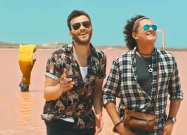 Carlos Vives y Gusi rememoran la tonada clásica del vallenato en "Indira"