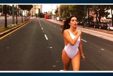 Andrea Escalona en diminuto traje de baño sobre reforma