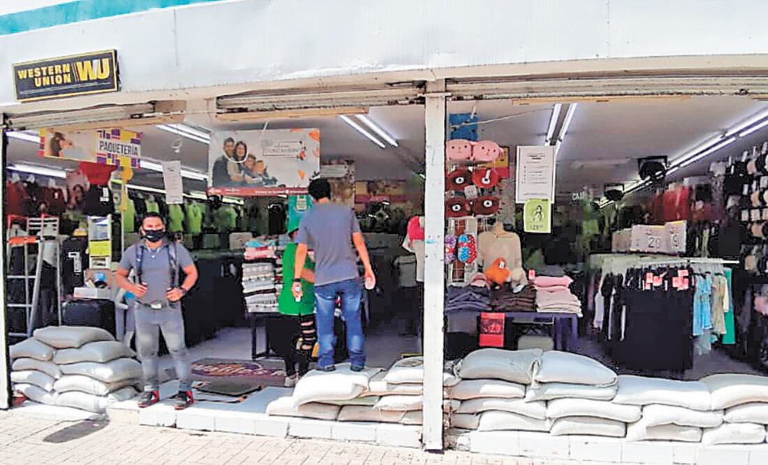 Comerciantes se previenen contra inundaciones colocando sacos de arena en la entrada de sus locales. FOTOS: LEOBARDO PÉREZ. EL UNIVERSAL